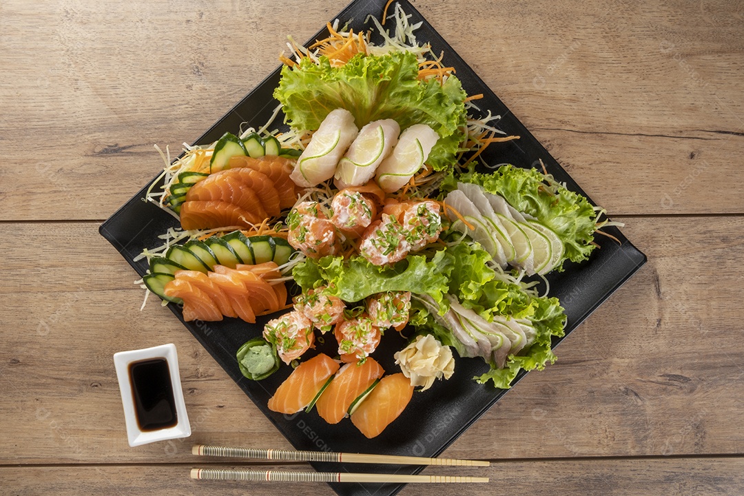 Uramaki de salmão grelhado com cream cheese.