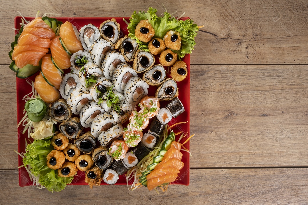 Uramaki de salmão grelhado com cream cheese.