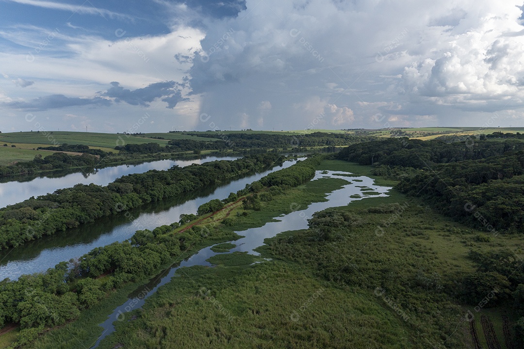 Vista aérea de plantações próximas à hidrovia do rio Tietê, em Bariri, interior de São Paulo.