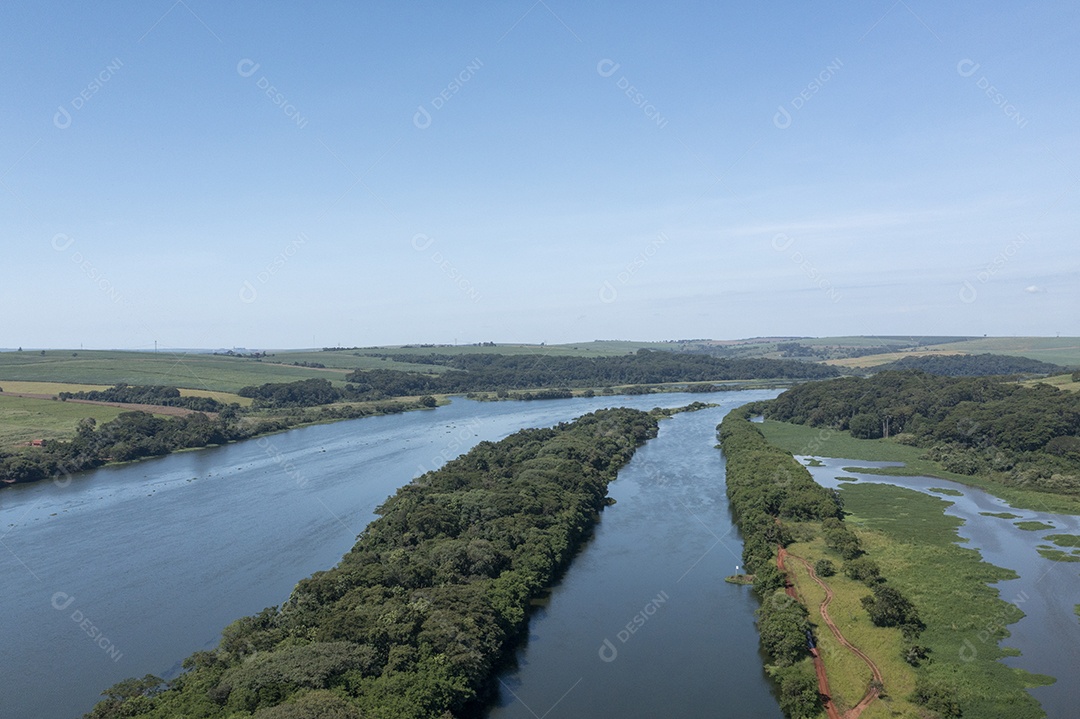 Vista aérea de plantações próximas à hidrovia do rio Tietê, em Bariri, interior de São Paulo.