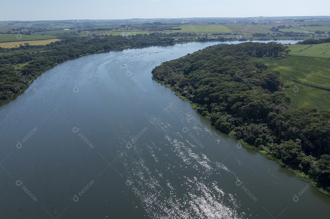Vista aérea de plantações próximas à hidrovia do rio Tietê, em Bariri, interior de São Paulo.