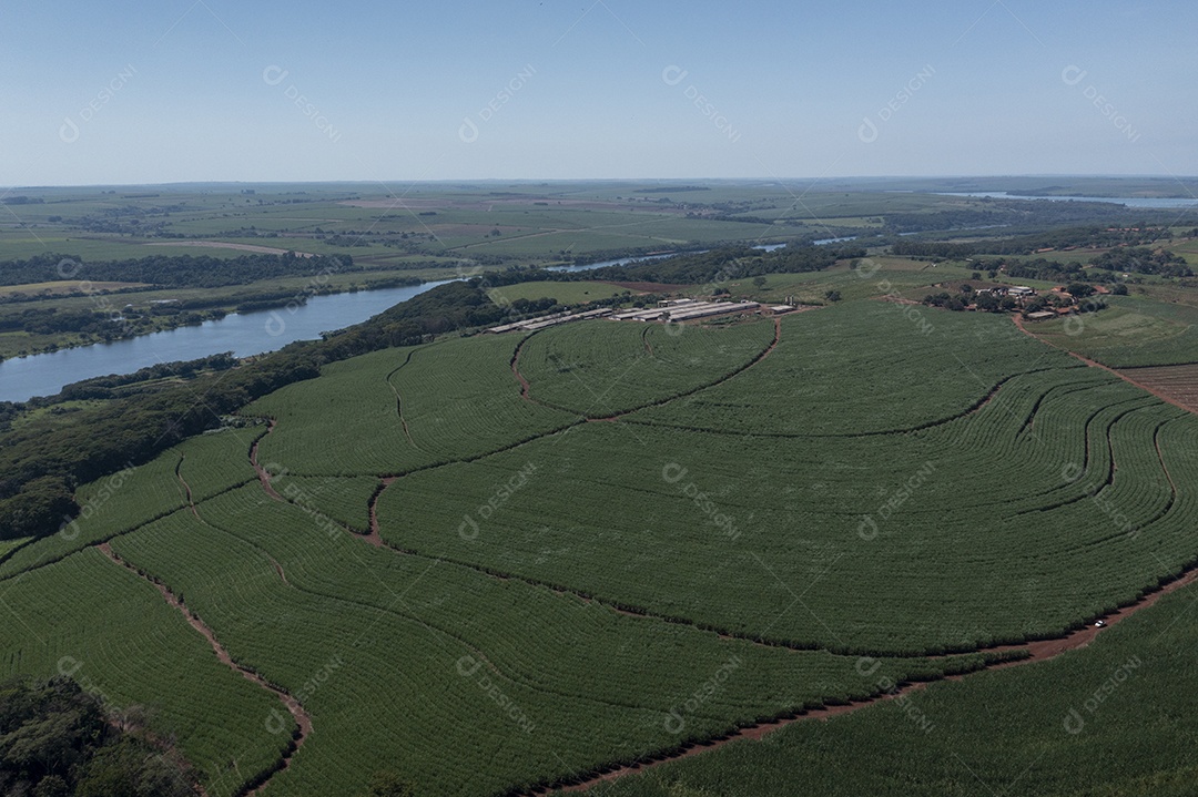 Vista aérea de plantações próximas à hidrovia do rio Tietê, em Bariri, interior de São Paulo.