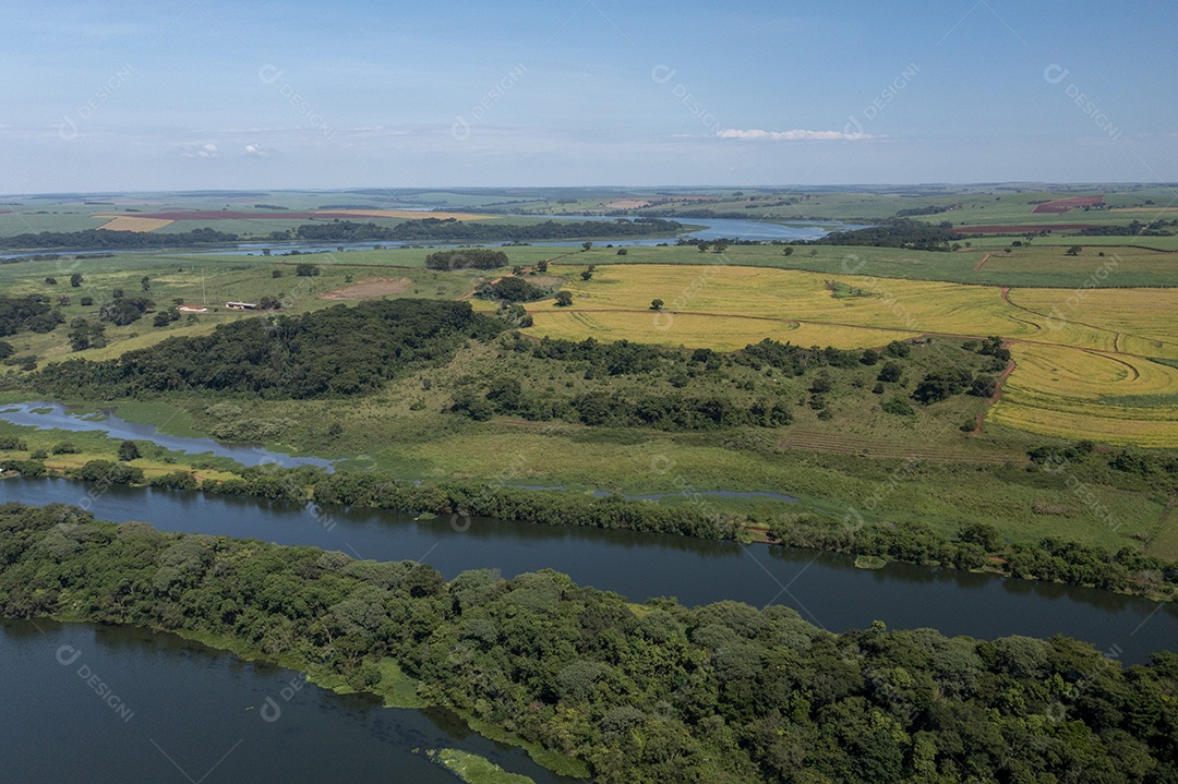 Vista aérea de plantações próximas à hidrovia do rio Tietê, em Bariri, interior de São Paulo.