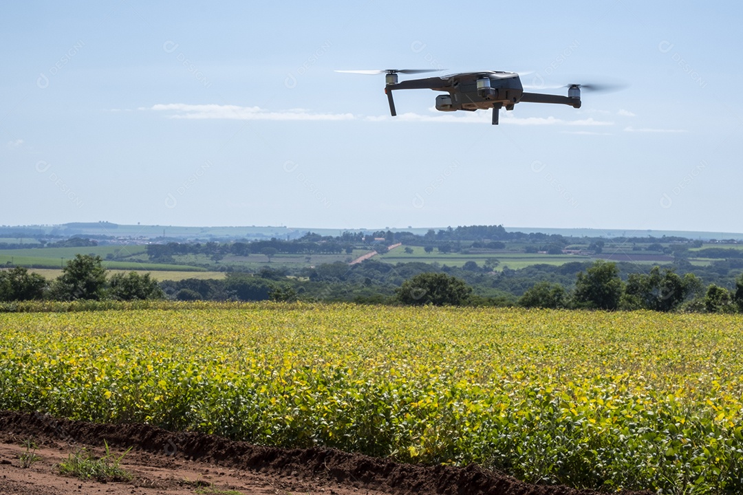 Drone voando sobre plantação de soja em dia ensolarado no Brasil.