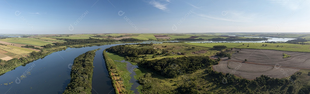 vista aérea de plantações próximas à hidrovia do rio Tietê, em Bariri, interior de São Paulo.