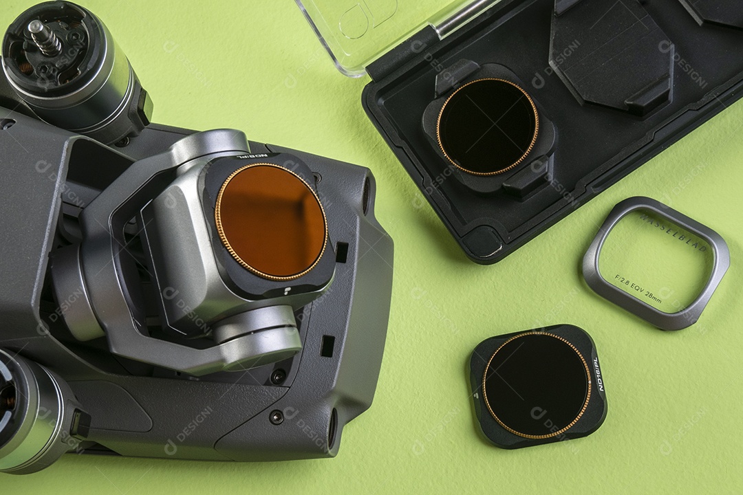 Drone DJI mavic 2 pro, seu controlador e um smartphone em fundo marrom.