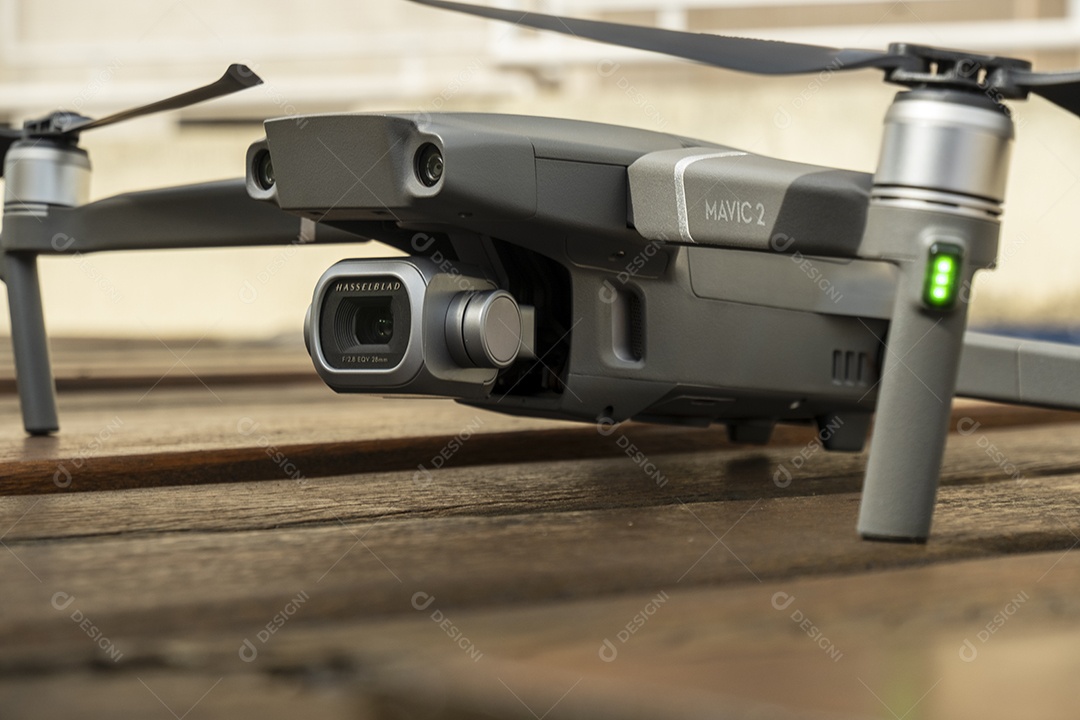 dji mavic 2 pro em fundo marrom.