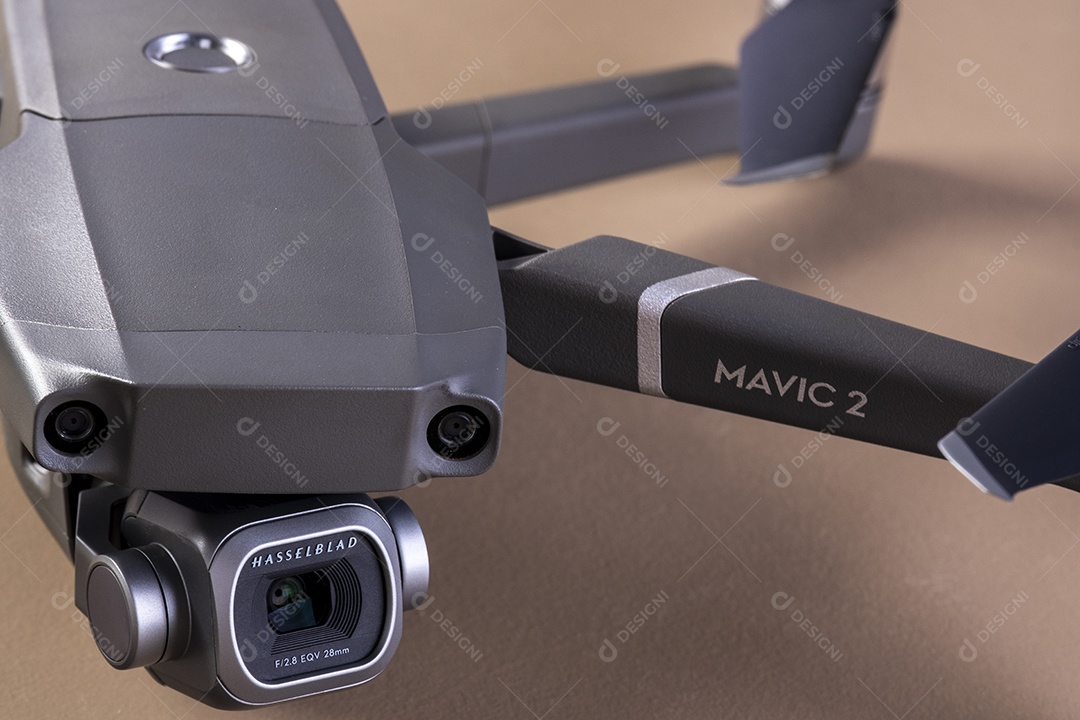 dji mavic 2 pro em fundo marrom.