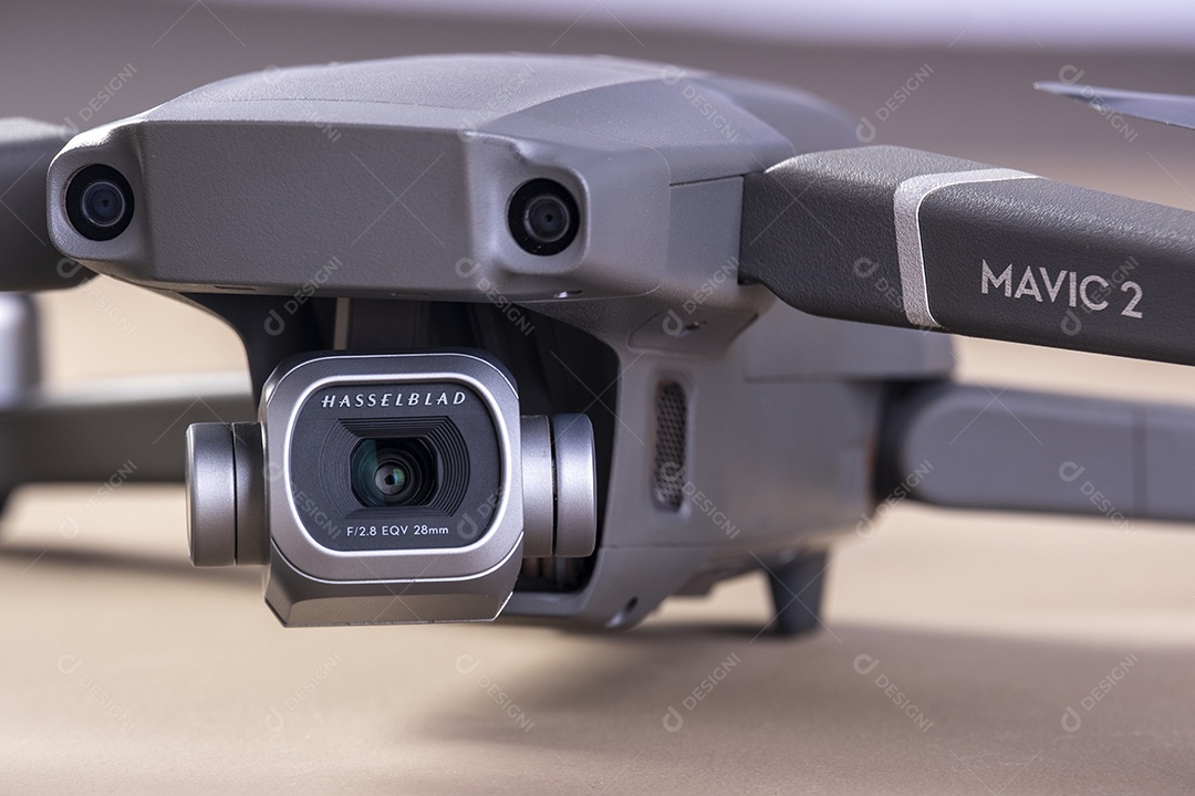 dji mavic 2 pro em fundo marrom.