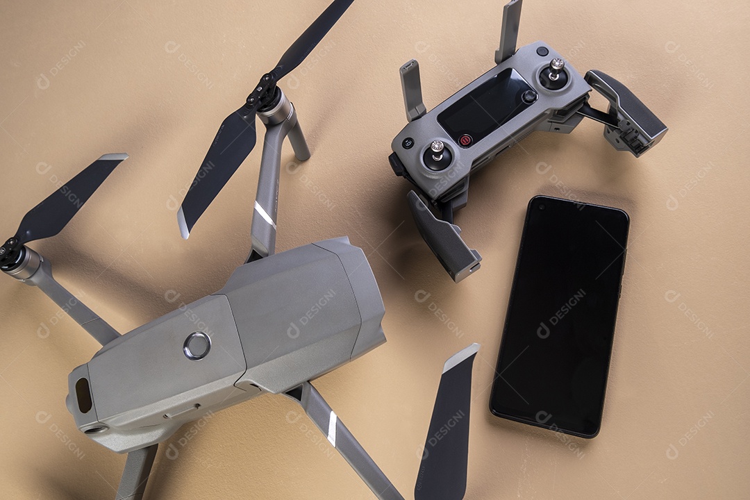 dji mavic 2 pro em fundo marrom.