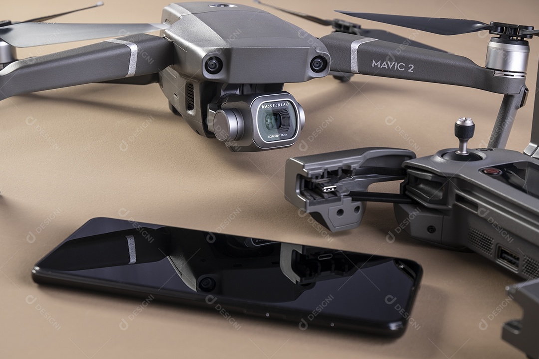 dji mavic 2 pro em fundo marrom.