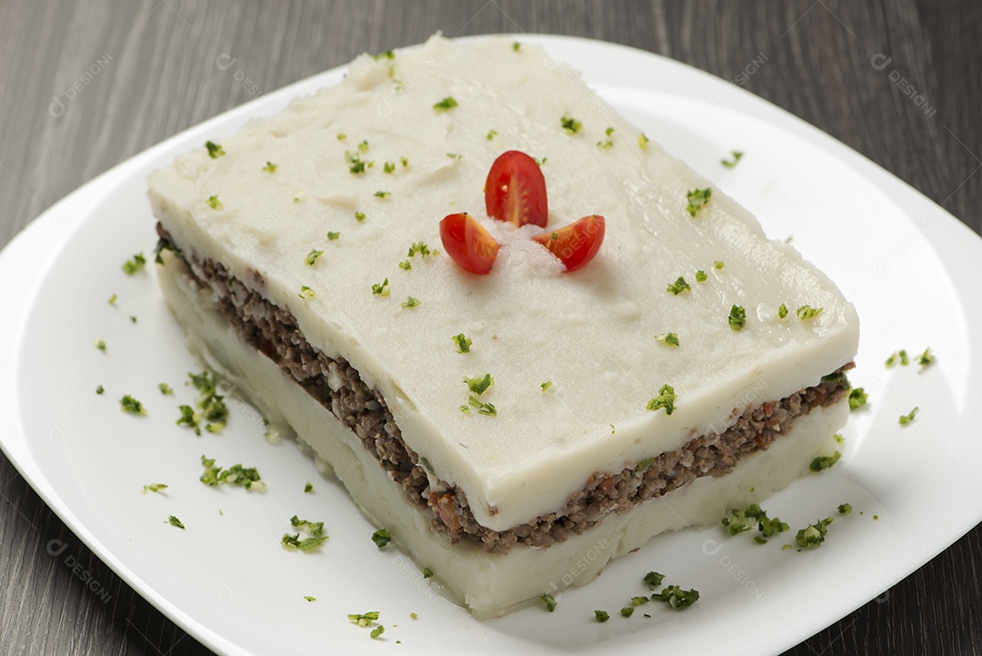 Prato com purê de batata recheado com carne moída.