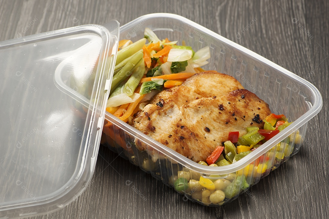 Lancheira de plástico com filé de frango grelhado e legumes cozidos