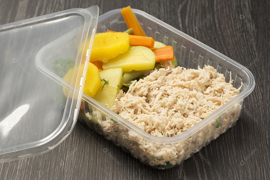 Embalagem plástica com peito de frango desfiado e legumes cozidos