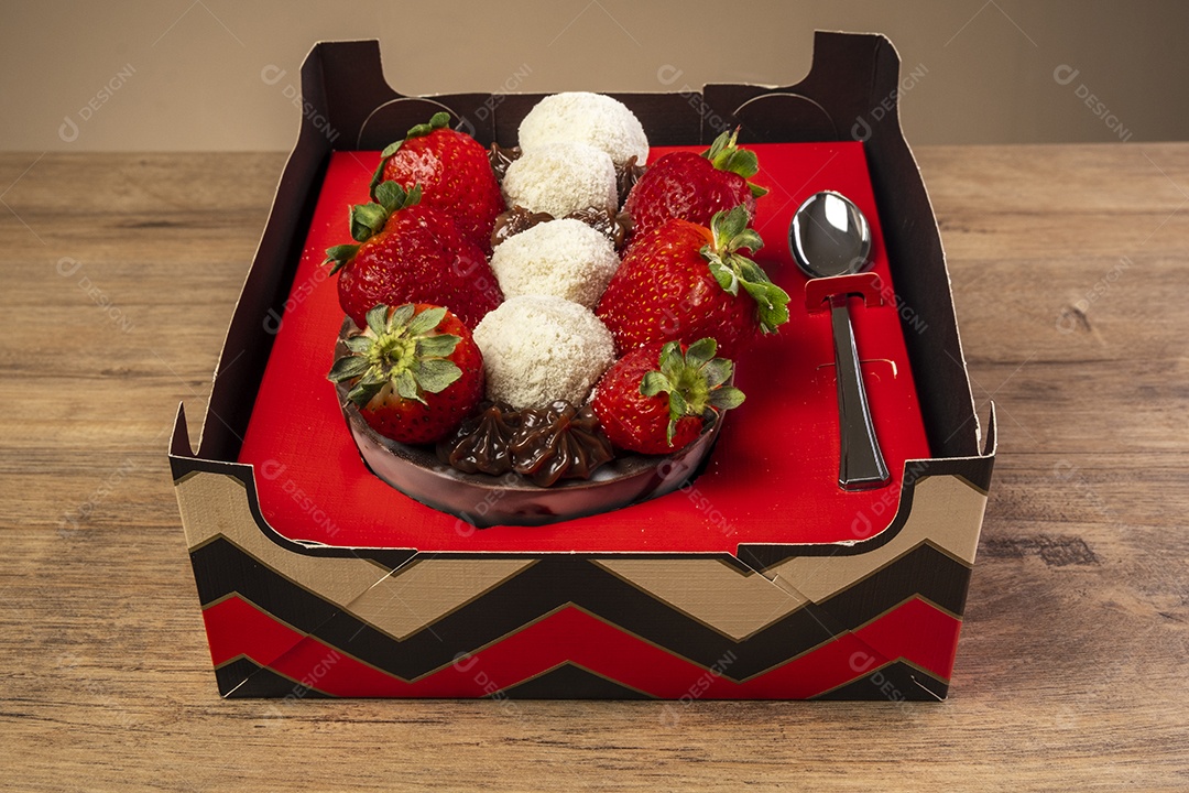 Caixa vermelha com meio ovo de páscoa, chocolates e morangos