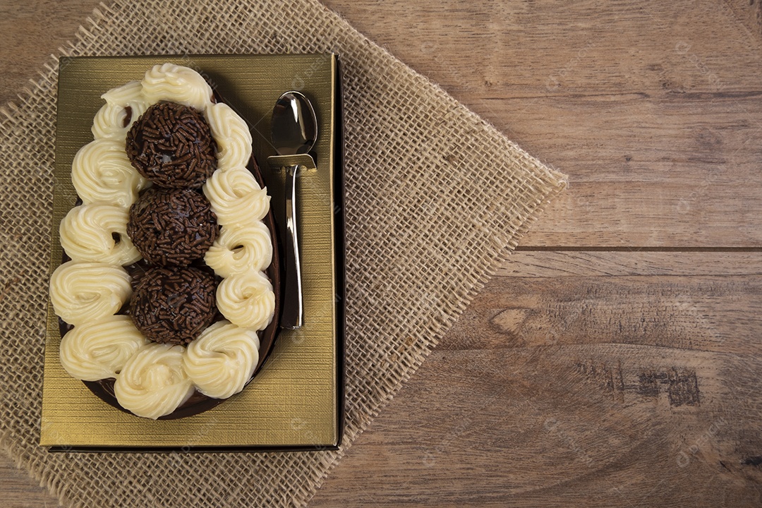 Caixa vermelha com meio ovo de páscoa, chocolates e morangos