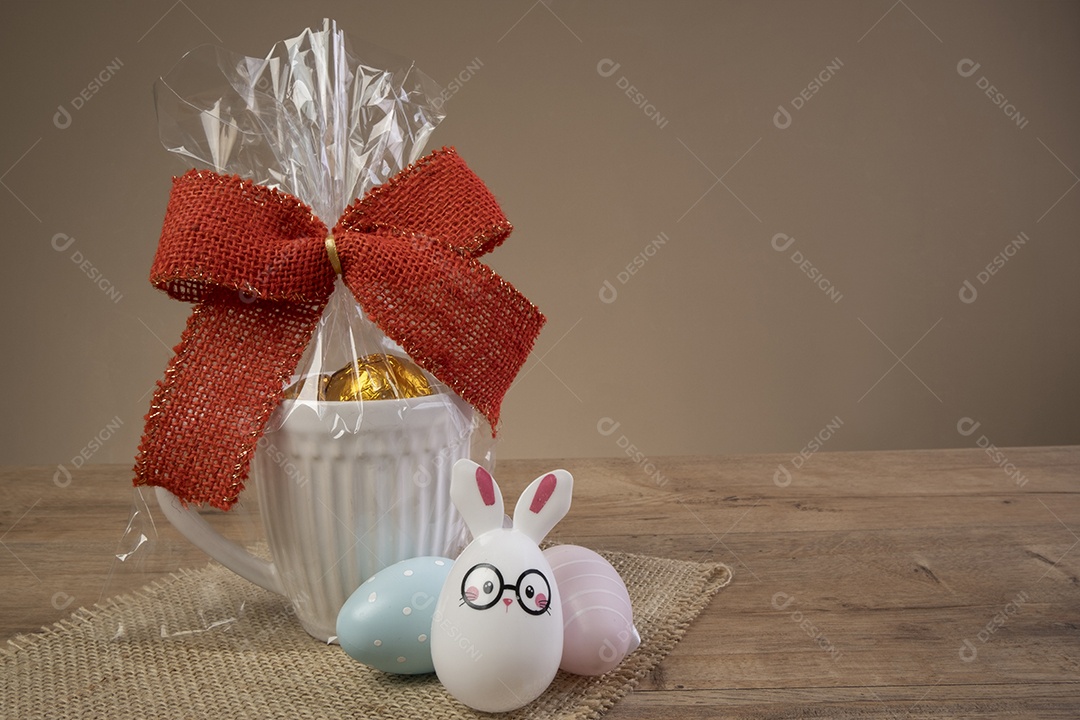 Caneca cheia de trufas de chocolate e decorada com um laço vermelho.