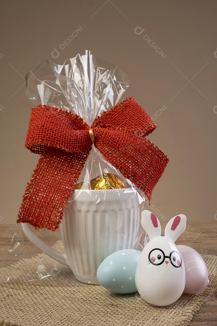 Caneca cheia de trufas de chocolate e decorada com um laço vermelho.