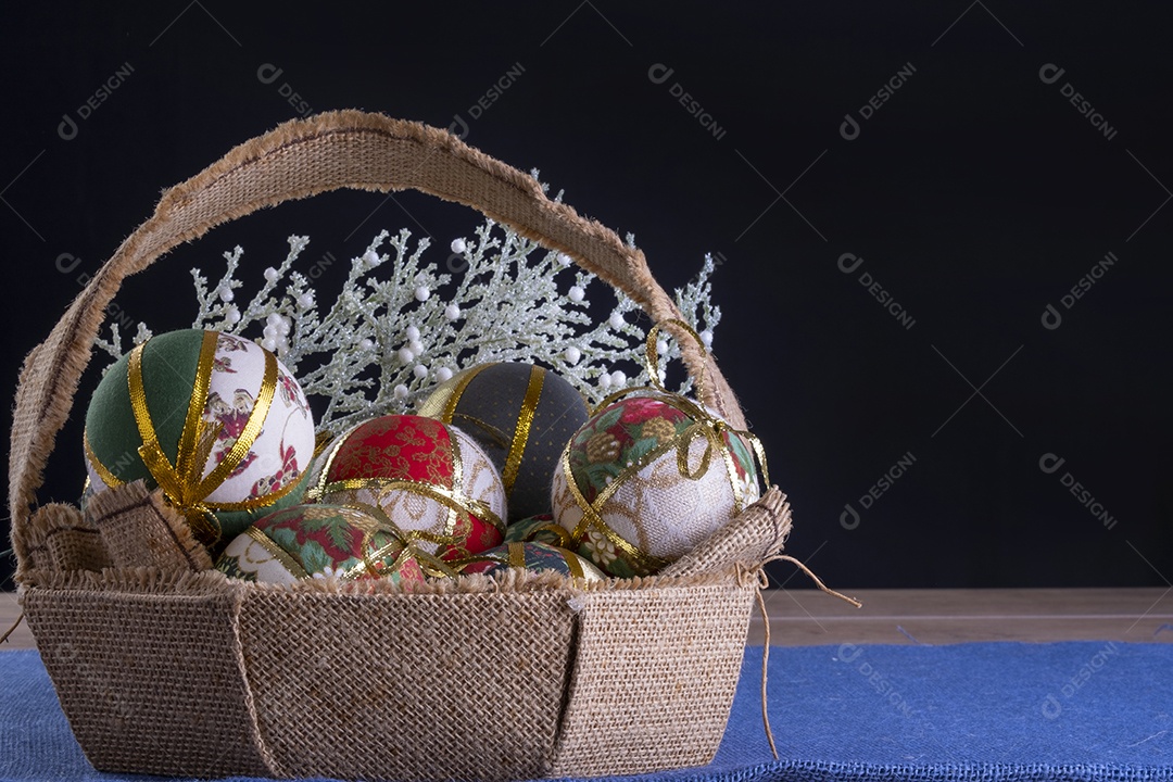 Cesta feita de juta cheia de bolas de natal