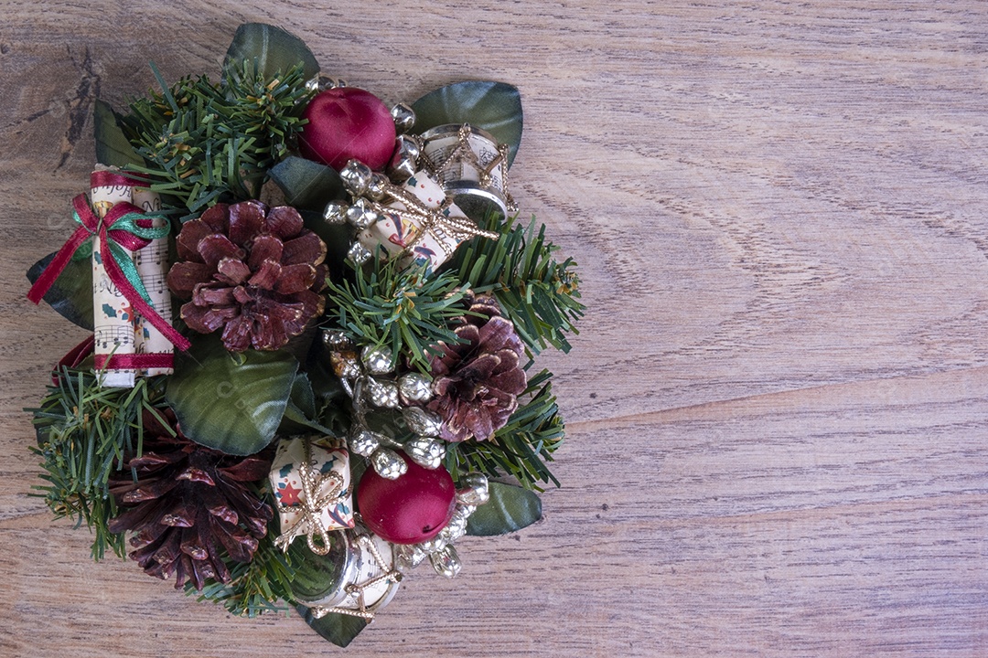 Guirlanda de natal na mesa de madeira