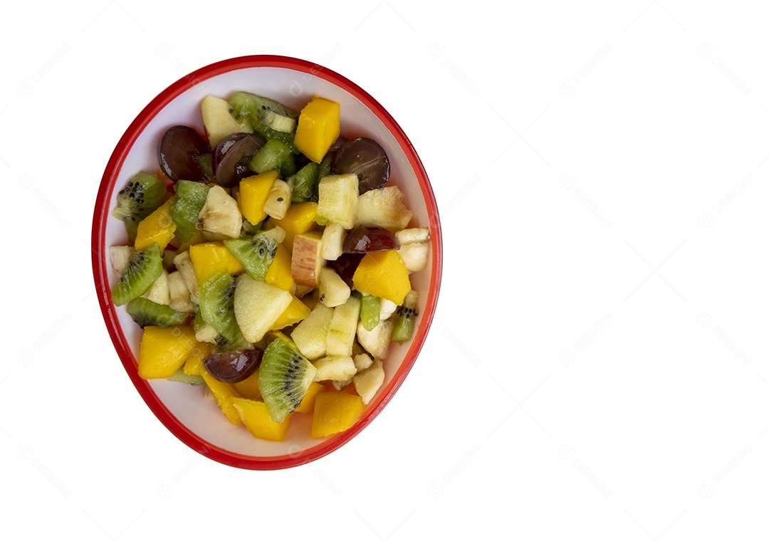 Tigela vermelha com salada de frutas no fundo branco