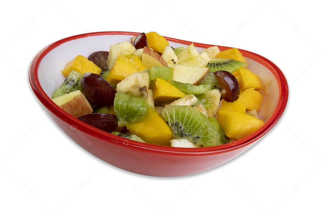 Tigela vermelha com salada de frutas no fundo branco