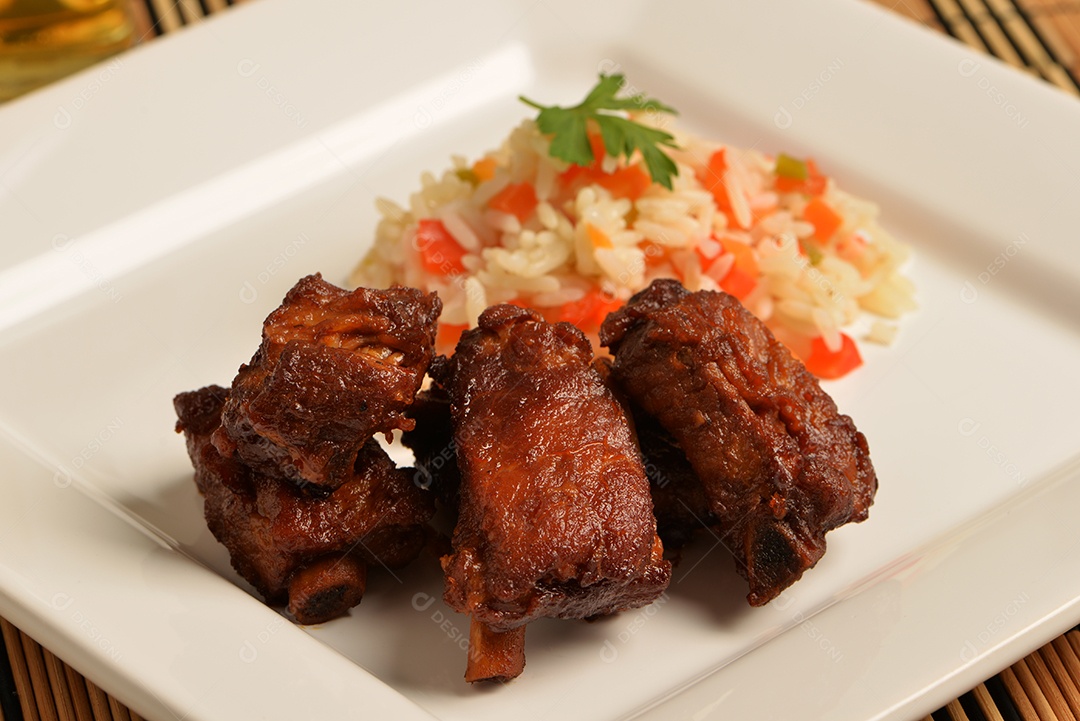 Prato com costelinha de porco assada e arroz branco com legumes