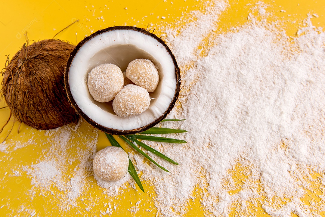 Doce de coco no fundo amarelo, cocada, coco ralado
