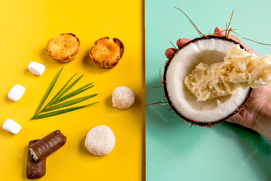 Coco e doces de coco (cocadinhas) fundo isolado