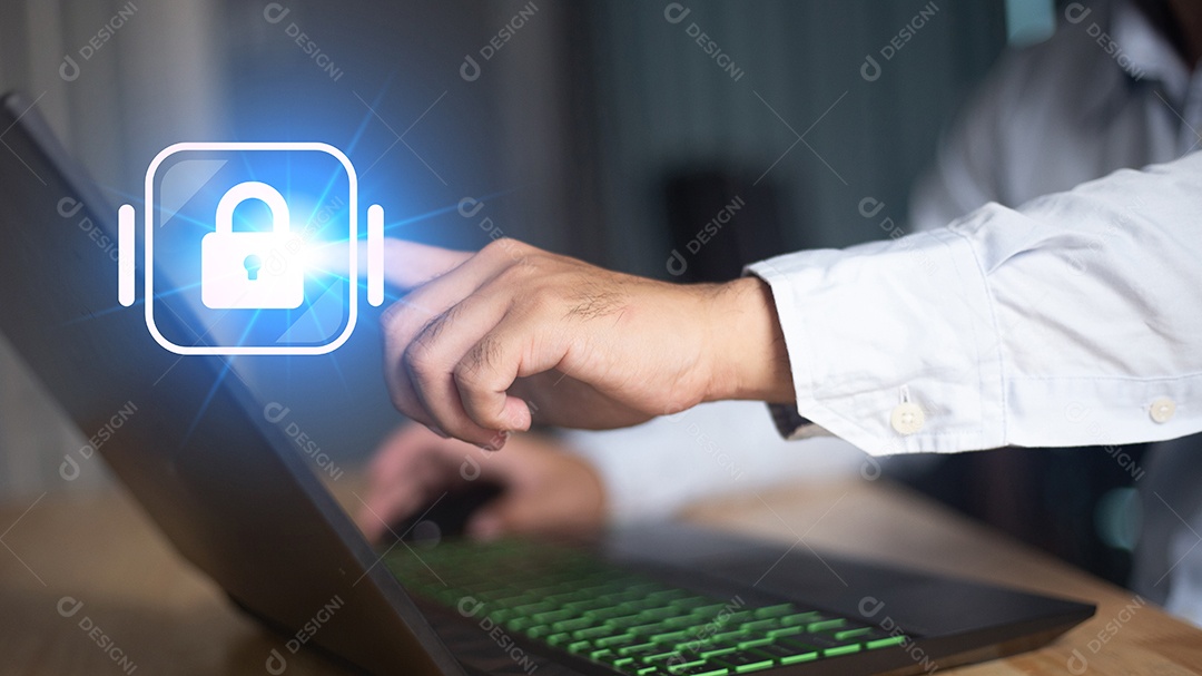 Segurança cibernética e proteção de dados. Empresário segurando cadeado