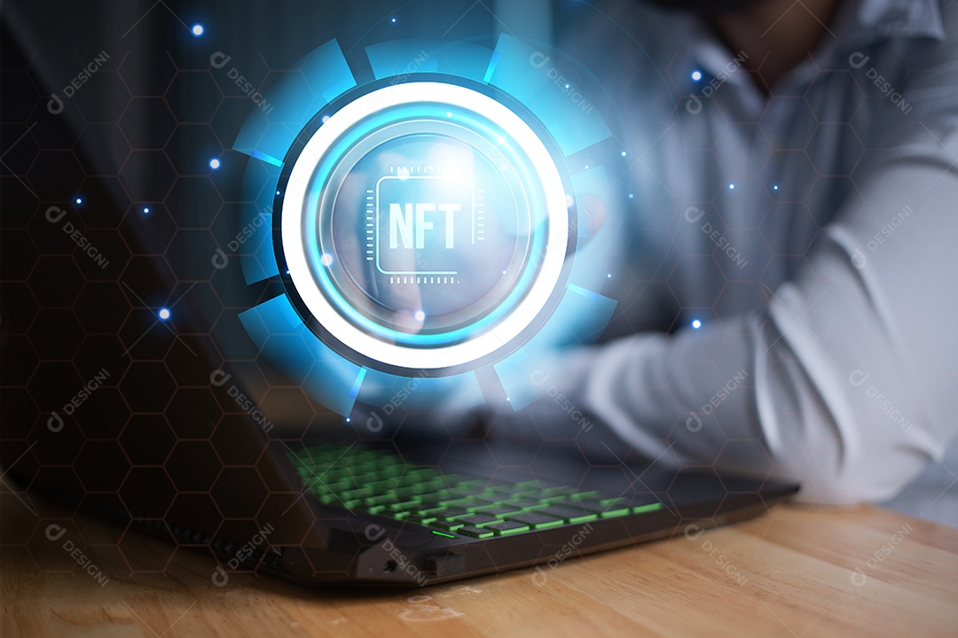 Ponto do dedo da mulher de negócios no tablet, globo terrestre com símbolo