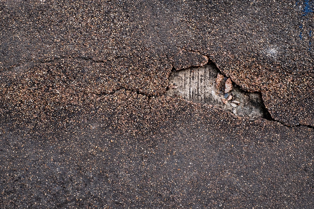 Piso de concreto antigo em cor preto e branco, cimento, quebrado, sujo, textura de fundo