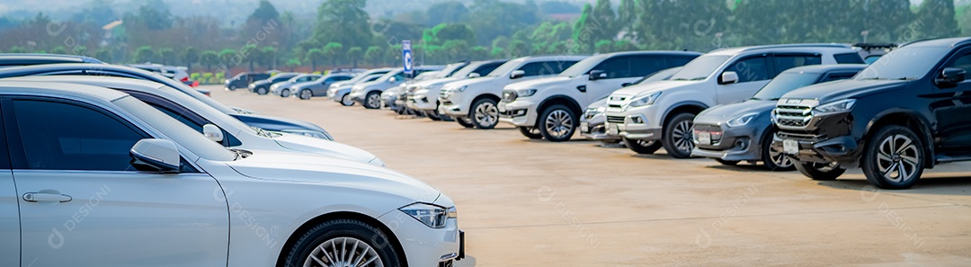 Carro estacionado no estacionamento ao ar livre. Carro usado para venda e aluguel