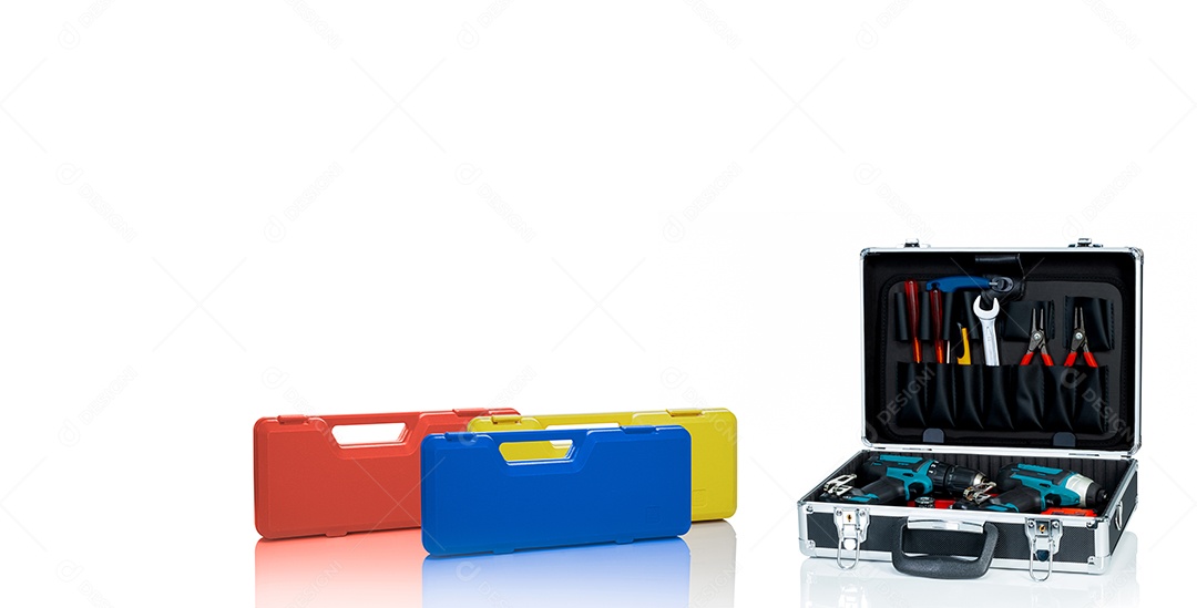 Caixa de ferramentas isolada no fundo branco. Caixa de ferramentas com ferramentas.