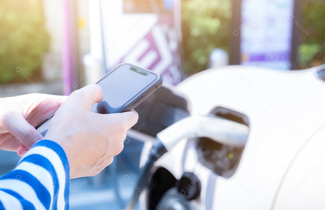 Mulher usando smartphone pagando serviço em aplicativo móvel em borrão EV