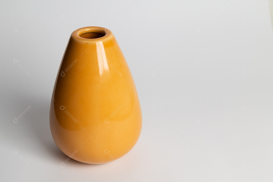 Vaso em porcelana marrom.