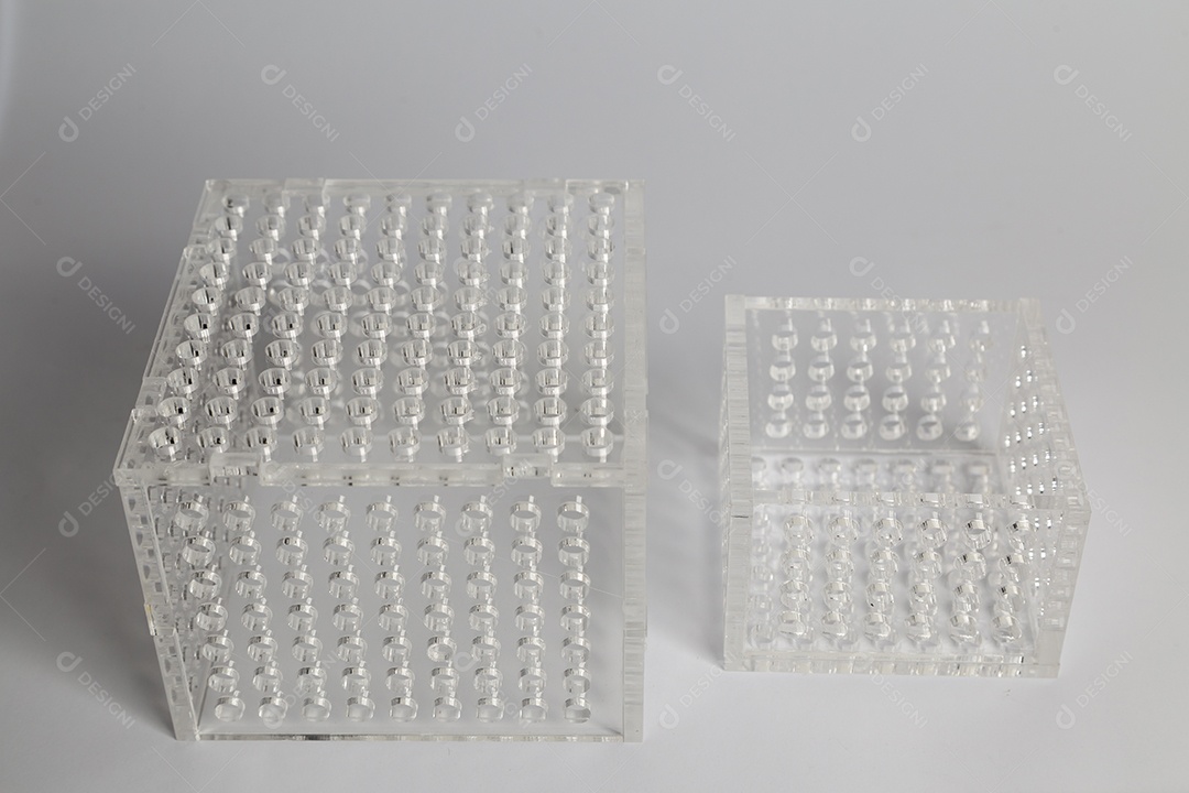 Caixa oca em acrílico.