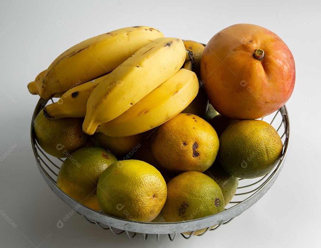 Caixa de madeira com frutas e legumes