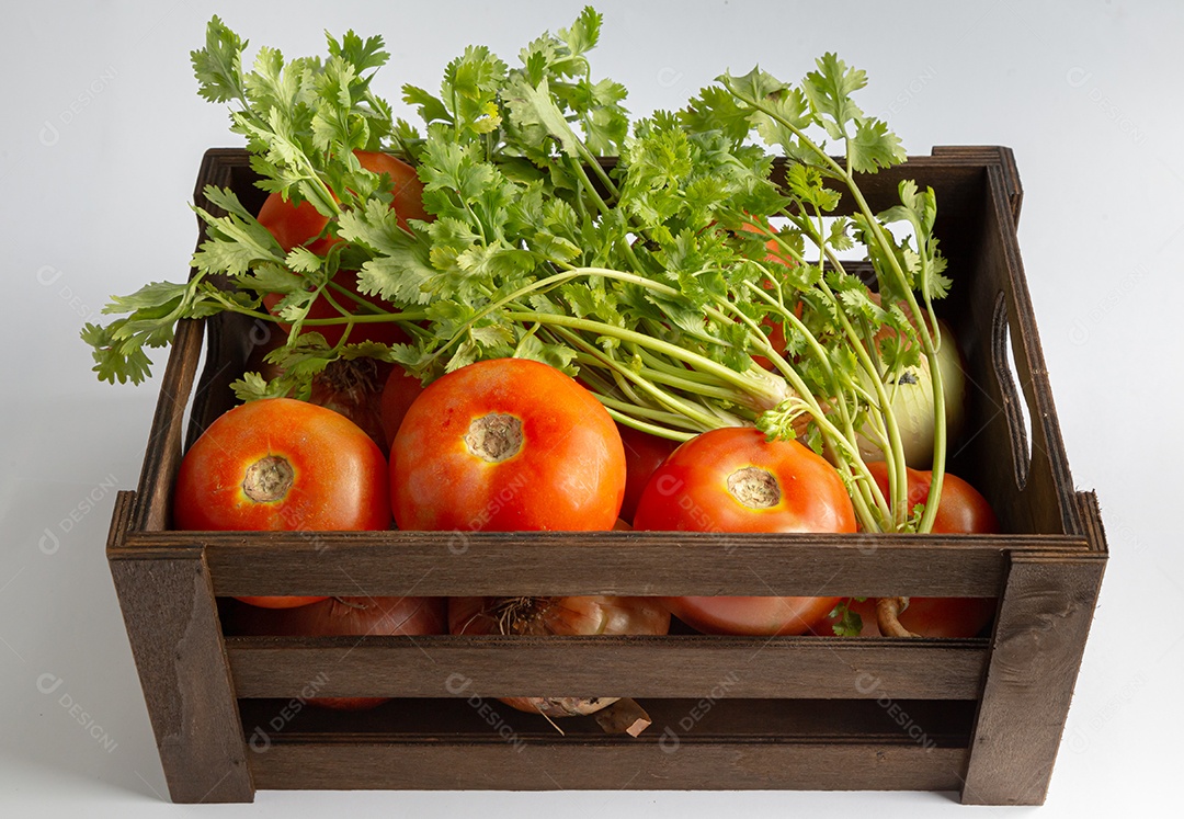 Caixa de madeira com frutas e legumes