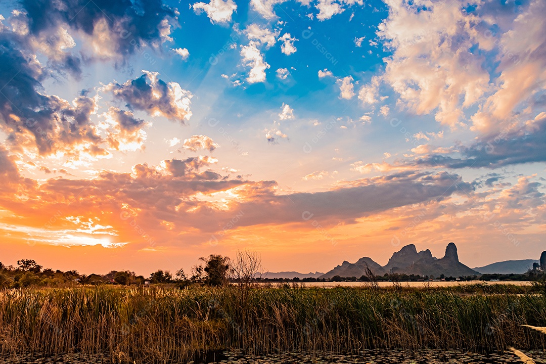 Paisagem do céu durante o nascer do sol crepuscular