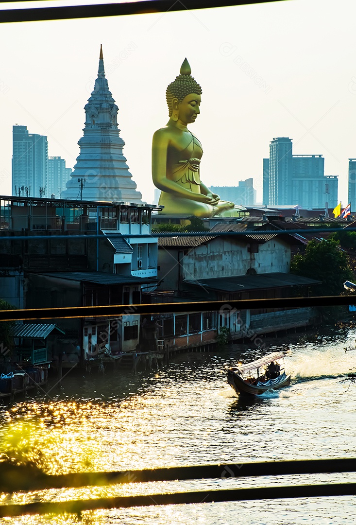 Grande Buda amarelo dourado em Wat Muang destino turístico religioso