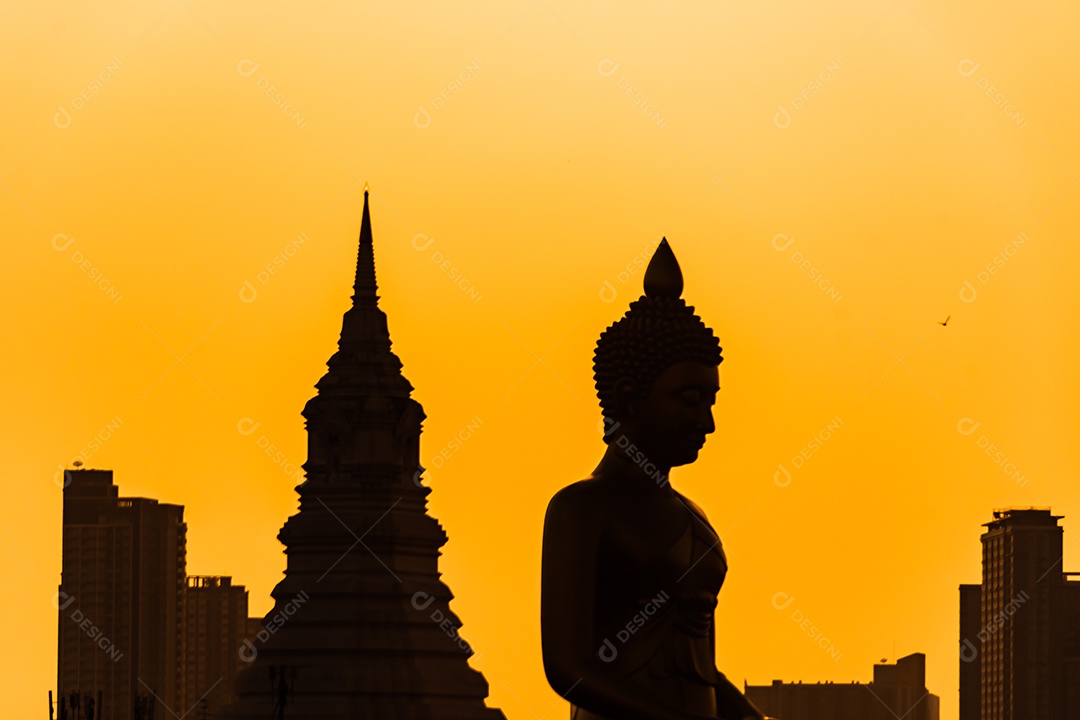 Grande Buda amarelo dourado em Wat Muang destino turístico religioso
