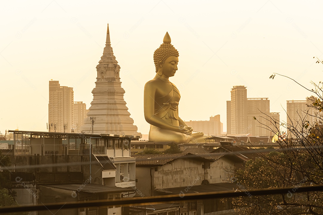 Grande Buda amarelo dourado em Wat Muang destino turístico religioso