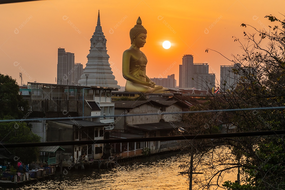 Grande Buda amarelo dourado em Wat Muang destino turístico religioso