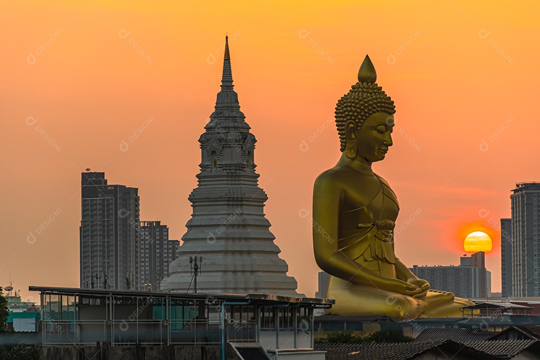 Grande Buda amarelo dourado em Wat Muang destino turístico religioso
