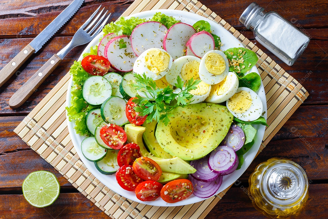 Salada de vegetais crus frescos de tomate, ovos, abacate, cogumelos, cebola, rabanete e couve-flor. Conceito de comida saudável e desintoxicante. Dieta cetogênica. salada verde. Vista do topo