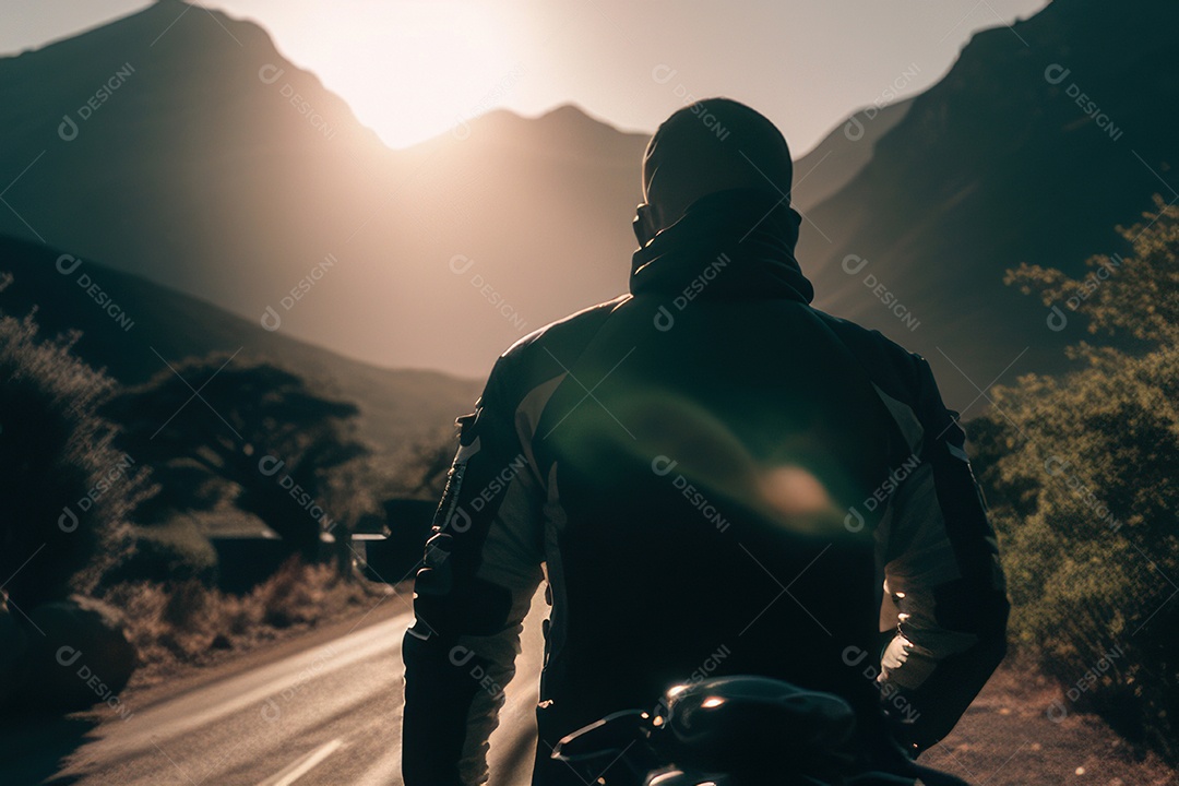 Motoqueiro viajando de motocicleta.