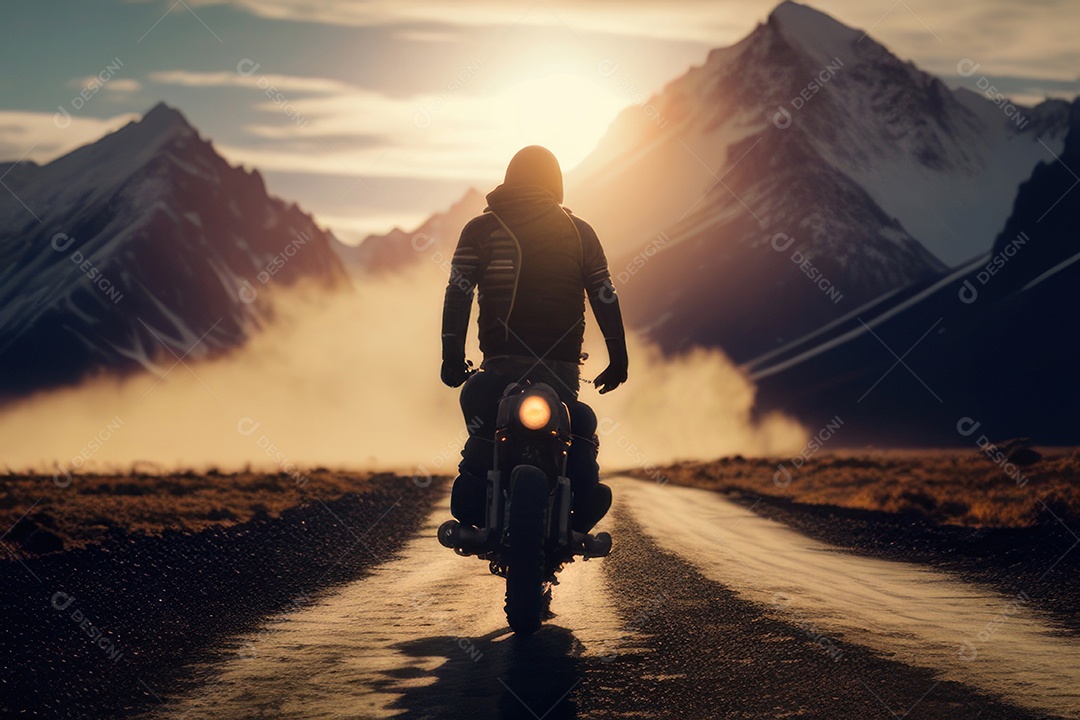 Motoqueiro viajando de motocicleta.