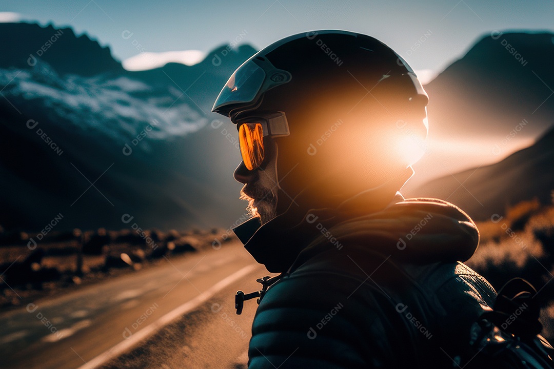 Motoqueiro viajando de motocicleta.