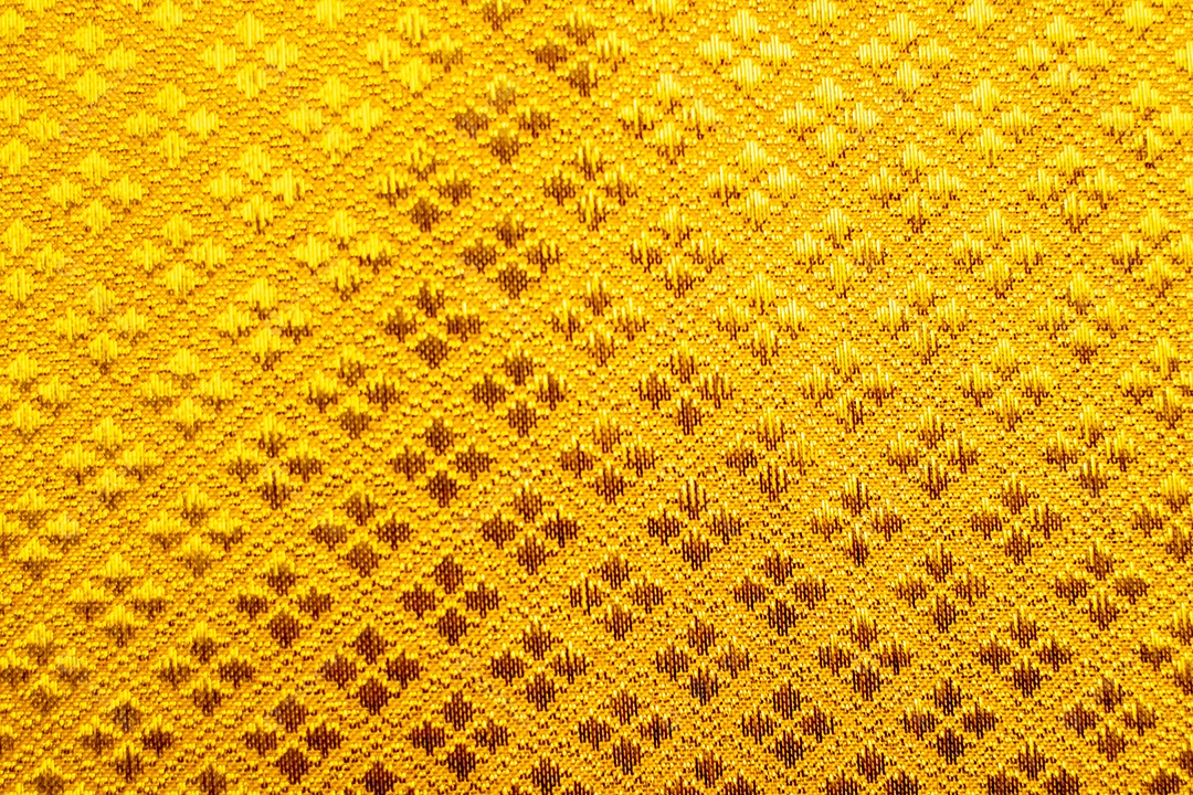 Textura gradiente de roupa de cama amarela estilo de curva turva de tecido de luxo abstrato, roupa de cama enrugada e sombras douradas, plano de fundo